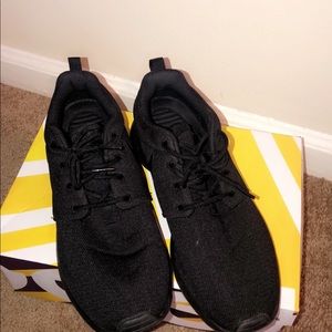 Black nike roshes
